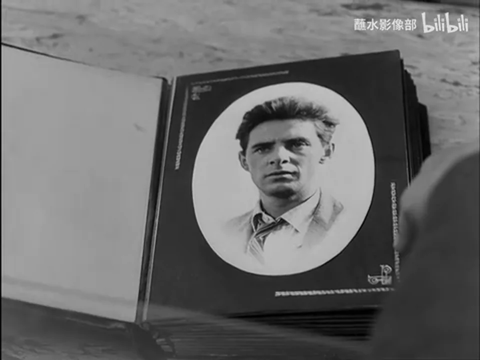 《说谎的人》剪辑中翻开的档案册内的一张男子肖像
