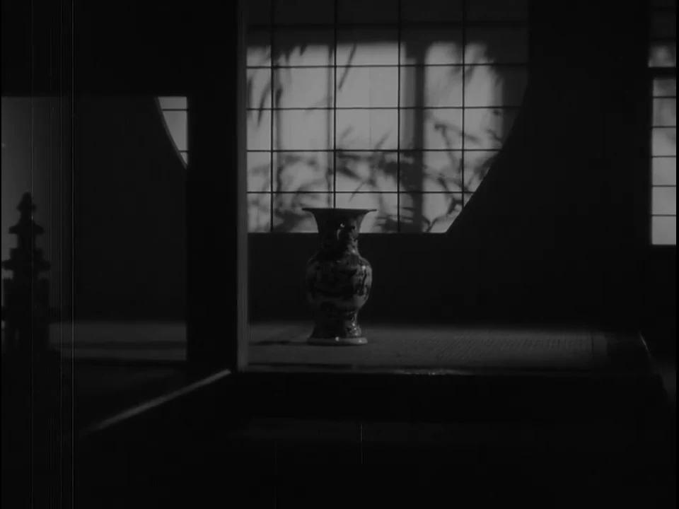 花瓶置于画面中央的障子前，纸门上映着竹影