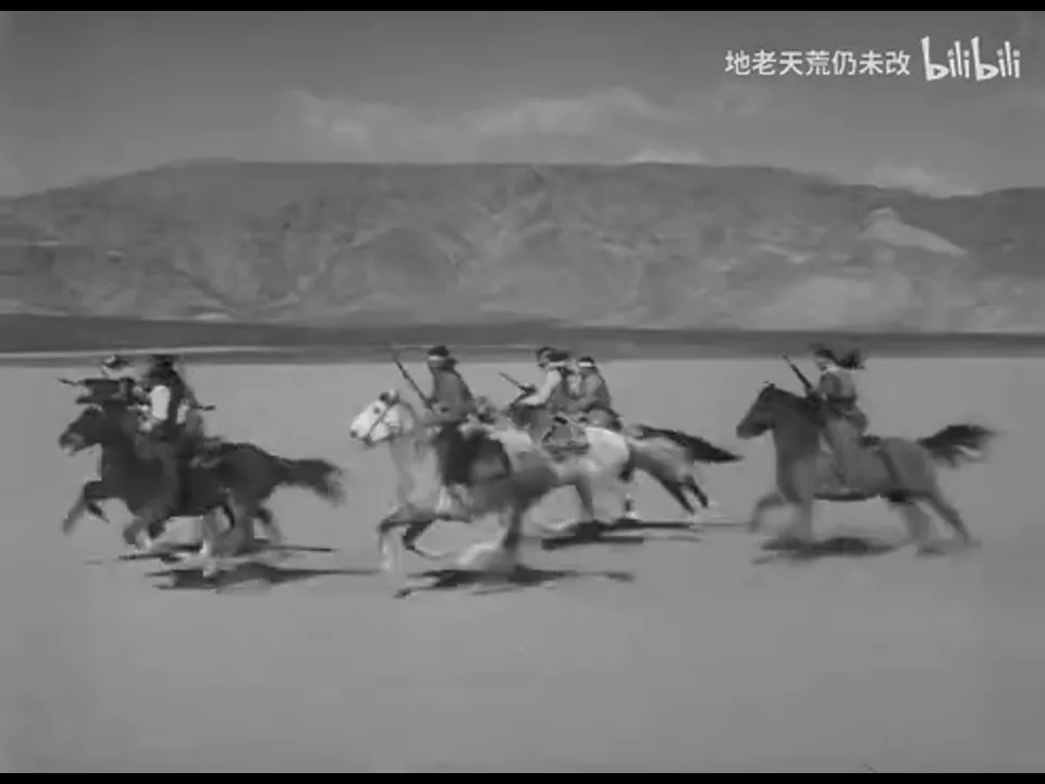 数名骑手横向分布在开阔地面上，部分人手持枪械；远处岩壁和地平线把人物压在画面下部。