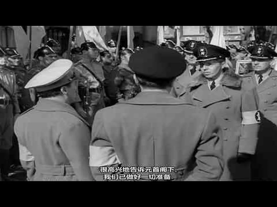 穿制服的理发师背向镜头站在画面中央,数名军官从正面与两侧围住他;背景可见队列与旗帜,下方带中文字幕。