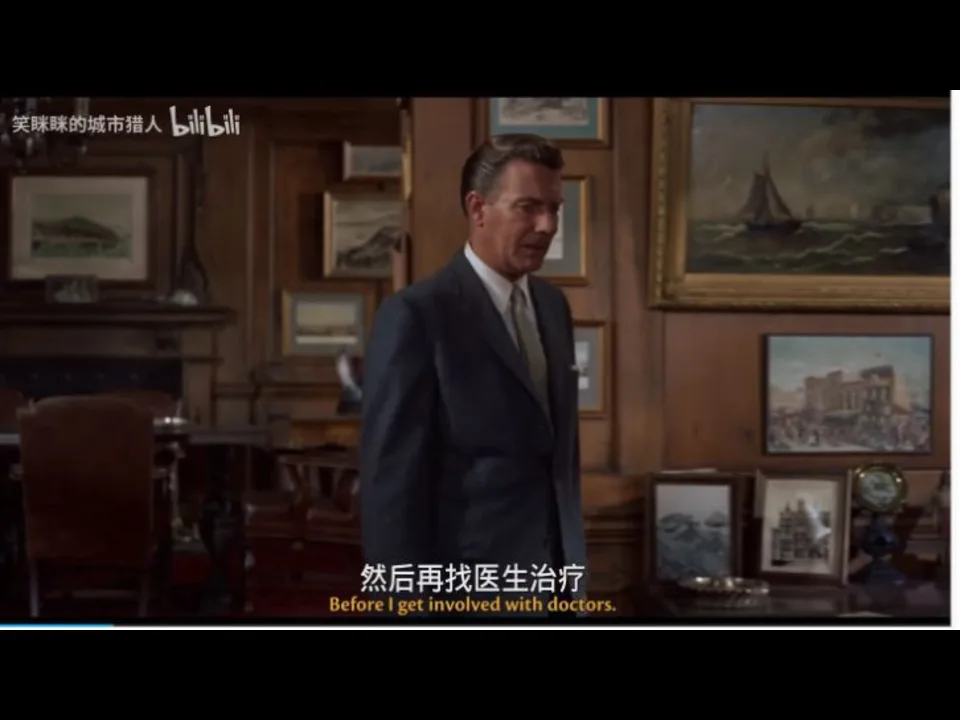 Elster 穿深色西装站在木质办公室内,墙上和桌面陈列着多幅船只与港口图像;Scottie 位于画外。